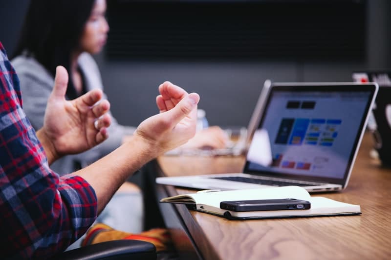Étudiant concentré sur une interface moderne
